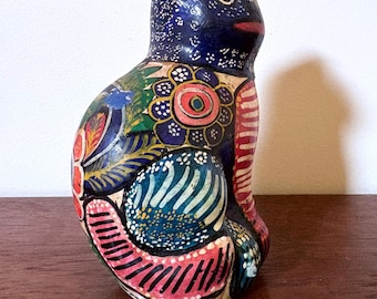 Talavera Vintage Keramik handbemalte mittelgroße (13 cm) rote, weiße, grüne und blaue Katzenfigur - Mexikanisch - Folk - Mcm - Midcentury Modern