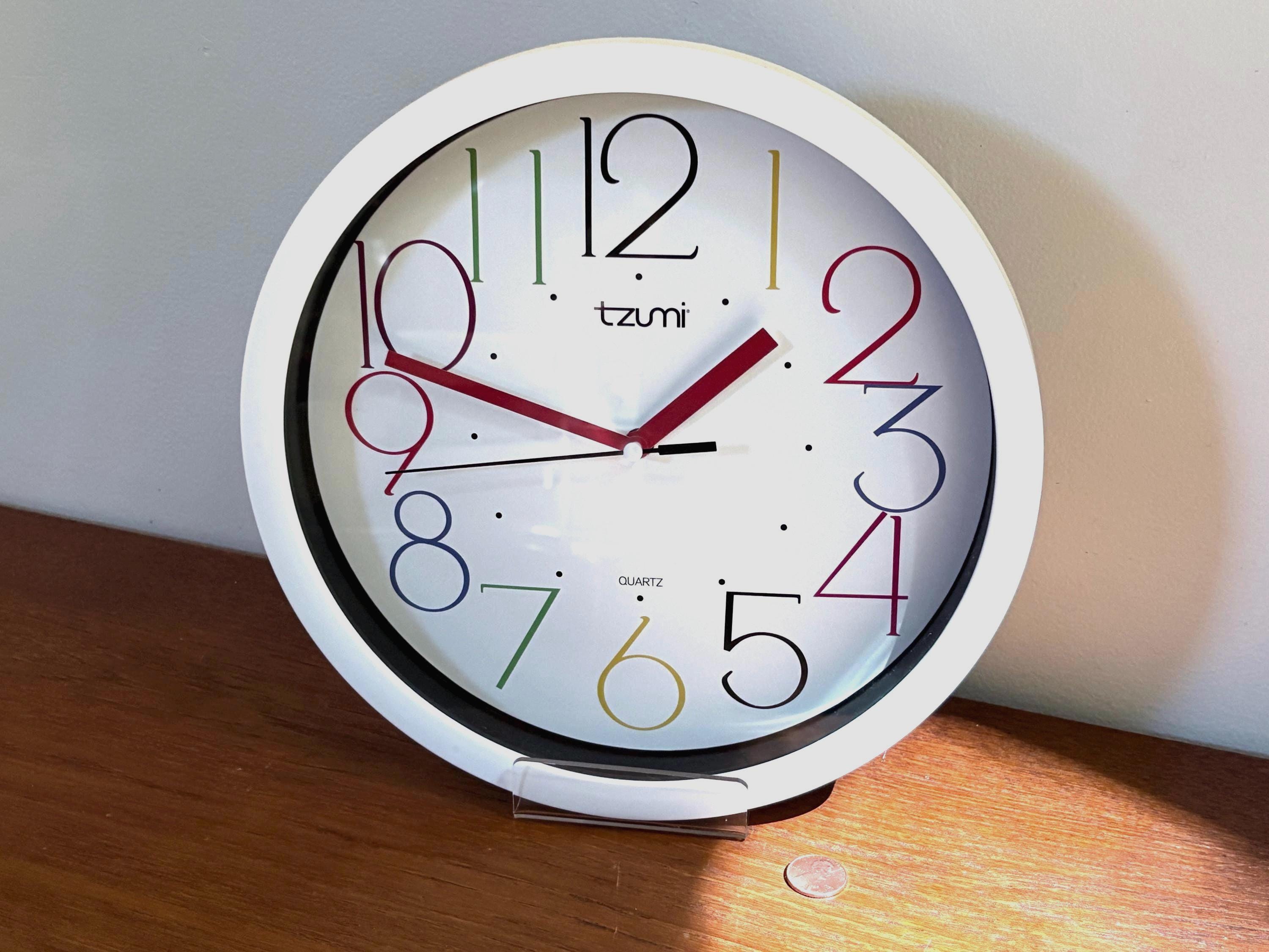ホワイト アナログ置時計 Mid-Century MODERN Tzumi Vintage White With Colored Numbers Vintage Quartz Round Wall