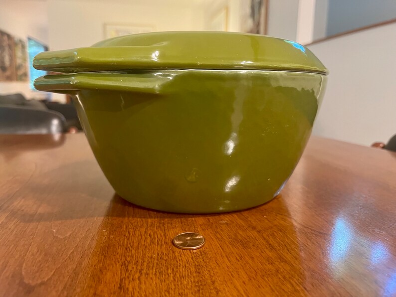 Copco Vintage D2 Cast Iron Avocado Enamel Dutch Oven With Lid Michael copco-vintage-d2-cast-iron-avocado-enamel-dutch-oven-with-lid-michael