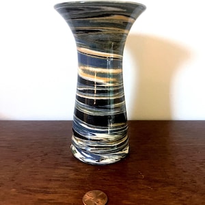 Vaso vintage a forma di bocciolo Desert Sands Pottery (altezza 5,5") con motivo a vortice astratto lucido - Nevada - Art Déco - moderno - mcm - moderno di metà secolo