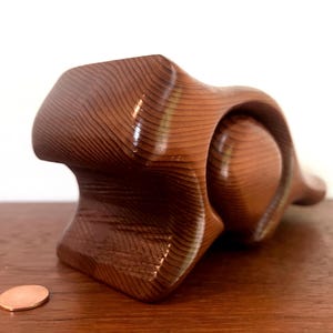 Caja de rompecabezas de secuoya vintage hecha a mano con una forma orgánica/biomórfica abstracta, posiblemente un castor, ecléctica, moderna, MCM, de mediados de siglo.