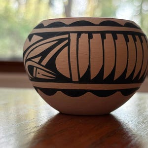 Jarrón de cerámica policromada vintage de Jemez Pueblo (5 cm de alto, 6,3 cm de ancho) - L.R. Toya - Nuevo México - suroeste - nativo americano - arte popular - ecléctico