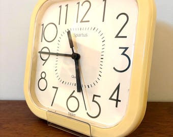 Reloj de pared cuadrado redondeado de cuarzo vintage Spartus color crema y negro - modelo 5585-Q1 - década de 1980 - moderno - posmoderno