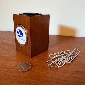 Eastern Airlines vintage magnetiskt gemhållare i valnötsfärgad skrivstol, varumärkessymbol på sidan (2,5”H 1,75”B) – modern – mcm – mid-century modern