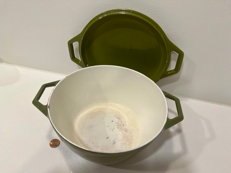 Copco Vintage D2 Cast Iron Avocado Enamel Dutch Oven With Lid Michael copco-vintage-d2-cast-iron-avocado-enamel-dutch-oven-with-lid-michael