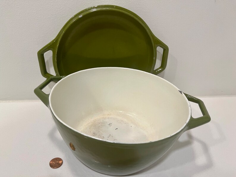 Copco Vintage D2 Cast Iron Avocado Enamel Dutch Oven With Lid Michael copco-vintage-d2-cast-iron-avocado-enamel-dutch-oven-with-lid-michael