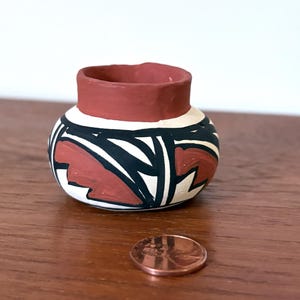 Isleta Pueblo vintage polykrom keramisk vas (5 cm b 3,5 cm h) - signerad Mary Jojola - New Mexico - sydvästlig - Indiansk - folkkonst