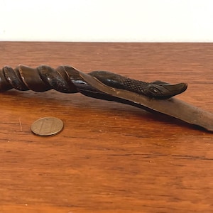 Escultura de cobra enrolada em madeira nobre esculpida à mão vintage / varinha / abridor de cartas (7” l) - folk - Oceania - eclético-moderno - mcm