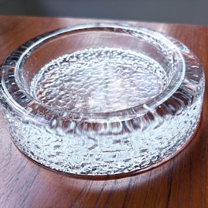 Pode incluir: Um conjunto de três canecas de cerâmica com acabamento fosco e salpicado. As canecas são em tons de creme, cinza claro e cinza escuro. Cada caneca tem um design simples e minimalista, ideal para café ou chá.