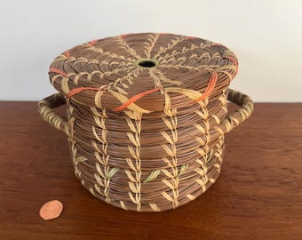 Cesto artesanal de agulhas de pinheiro dos Apalaches, de formato, cor e material incomuns - com alça e tampa - vintage - sudeste dos EUA - arte popular