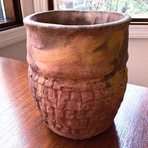 Vaso in ceramica stile Nemadji con vortici di rosso, terra d'ombra, bianco e giallo (altezza 12,7 cm, larghezza 10,2 cm), esterno e interno non smaltati, asimmetrico, moderno, stile MCM, sud-occidentale.