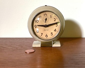 Westclox vintage Baby Ben 61-R 2A black lettering off-white face, cream enamel working alarm clock - 1930s / 1940s - modern - art deco