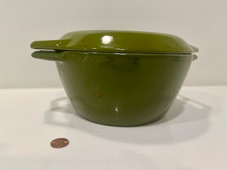 Copco Vintage D2 Cast Iron Avocado Enamel Dutch Oven With Lid Michael copco-vintage-d2-cast-iron-avocado-enamel-dutch-oven-with-lid-michael
