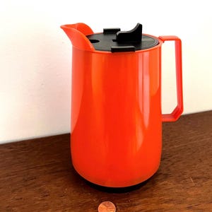 Brocca vintage italiana in plastica rossa Per Alimenti (un litro; ~4 tazze) con coperchio nero - anni '80 - moderna - postmoderna