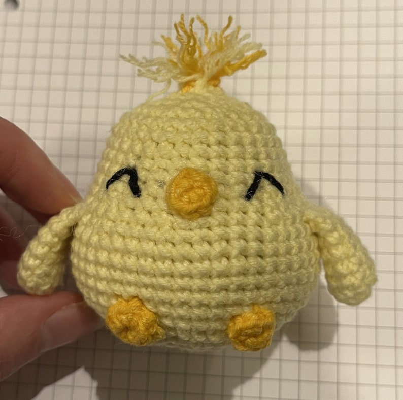 Crochet PDF Pattern for little baby yellow chicken with with yellow orange feathers and white baby duck with orange beak. These two baby animals are joined with crocheted chain to be used as car rear mirror hanger, or to be hanged anywhere in general