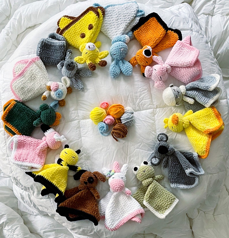 Puede incluir: Una colecci&oacute;n de mantas para beb&eacute;s de ganchillo hechas a mano en varios colores y patrones, incluyendo una jirafa, una mariposa, una flor y una estrella. Las mantas est&aacute;n hechas con hilo suave y son perfectas para acurrucarse.