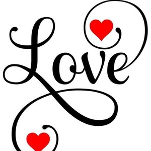 Può includere: Testo "Love" nero con due cuori rossi e riccioli decorativi su sfondo bianco. La parola "Love" è scritta in un carattere elegante e fluido, con la lettera "o" sostituita da un cuore rosso.