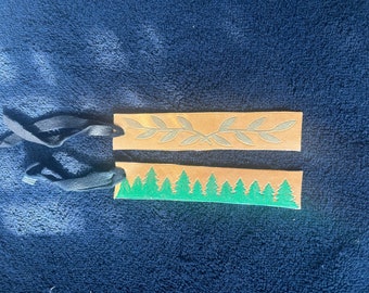 Lesezeichen aus Leder mit Baum und Kranz