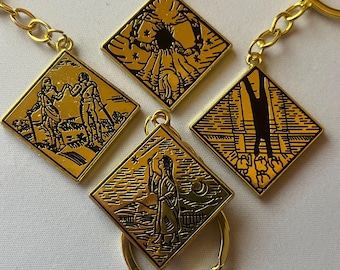 Elden Ring Heirloom Gold Talisman High Quality 1:1 Video Game Pin/Keychain