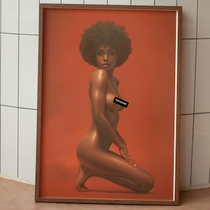 K&ouml;nnte beinhalten: Ein gerahmter Druck einer Frau mit Afrofrisur, die in einer knienden Position vor einem leuchtend orangenen Hintergrund posiert.