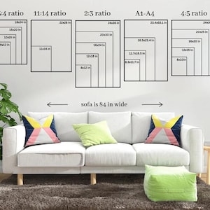 K&ouml;nnte beinhalten: Ein wei&szlig;es Sofa mit drei Kissen und einem gr&uuml;nen Hocker. Die Wand hinter dem Sofa zeigt ein Diagramm mit verschiedenen Seitenverh&auml;ltnissen und ihren entsprechenden Abmessungen in Zoll. Der Text "sofa is 84 in wide" steht unter dem Diagramm.