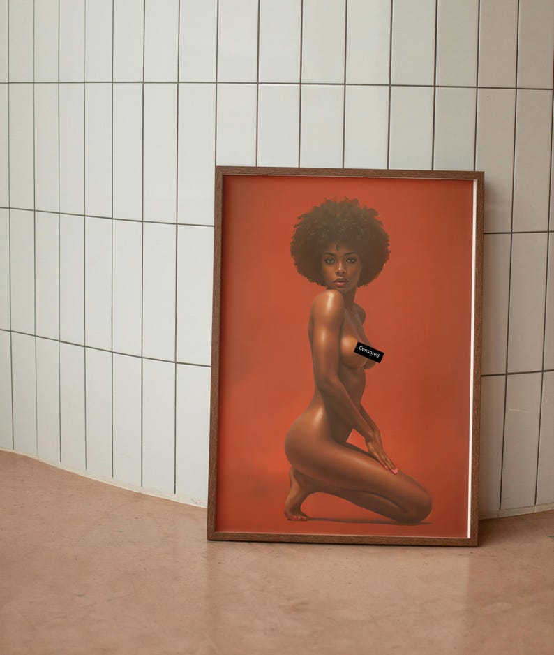 K&ouml;nnte beinhalten: Ein gerahmter Druck einer Frau mit Afrofrisur, die in einer knienden Position vor einem leuchtend orangenen Hintergrund posiert.