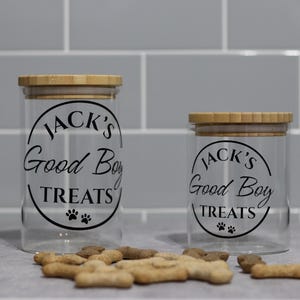 Op de afbeelding: Een set van drie keramische mokken met een gespikkelde, matte afwerking. De mokken zijn in crème, lichtgrijs en donkergrijs. Elke mok heeft een eenvoudig, minimalistisch ontwerp.