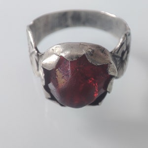 One-of-a-kind vintage Moroccan Silver Ring with Intricate Glasswork