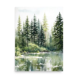 Puede incluir: Pintura acuarela de una escena de bosque con altos pinos verdes reflejados en un lago tranquilo. Los árboles están agrupados en el fondo, con el lago en primer plano. El cielo es de un azul claro con algunas nubes.