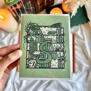Magische Schlange Bücherregal Grußkarte | Illustriertes Original | Bücherwurm Grußkarte | Geburtstag und Fantasy Zauberer Karte | Leere Karte