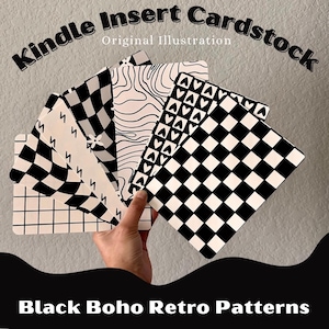 Peut inclure: Un ensemble de cinq cartes à motifs noirs et blancs avec le texte "Kindle Insert Cardstock Original Illustration" et "Black Boho Retro Patterns". Les motifs comprennent un motif à carreaux, un motif de cœurs, un motif de lignes ondulées et un motif de grille.