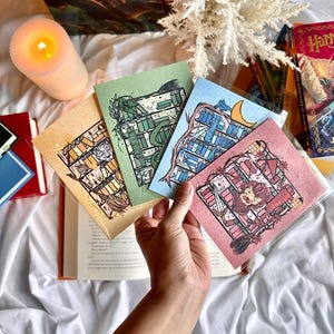 4er Set Zauberhafte Bücherregal-Grußkarten | Zauberer Fantasy Kunst | Magischer Greif, Schlange, Rabe, & Dachs | Blanko Karte mit Umschlag