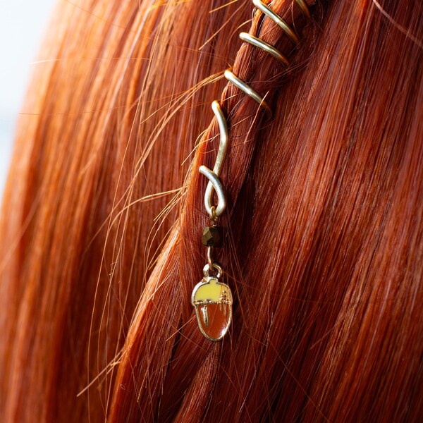 SM Gold Hair Twist con colgante de bellota