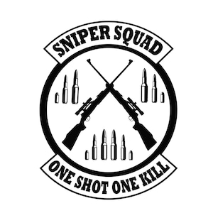 Könnte beinhalten: Schwarzweiß-Illustration eines Scharfschützen-Squad-Logos. Das Logo zeigt zwei gekreuzte Gewehre mit einem Zielfernrohr, umgeben von Kugeln. Der Text "Sniper Squad" befindet sich über den Gewehren und "One Shot One Kill" darunter.