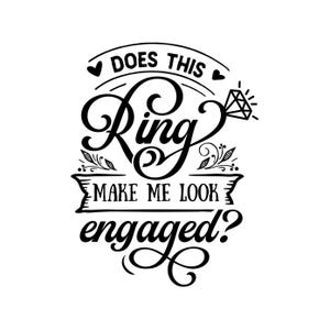 Op de afbeelding: Zwart-witte afbeelding met de tekst "Does this Ring make me look engaged?" Het woord "Ring" is in een groot, gestileerd lettertype, met een diamantillustratie en decoratieve elementen.
