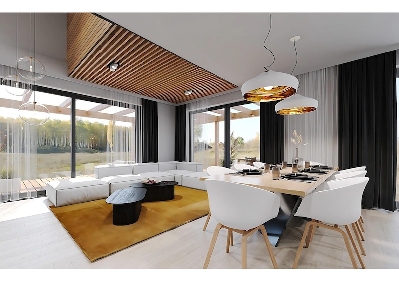 Pu&ograve; includere: Una zona soggiorno e pranzo con un divano angolare bianco su un grande tappeto giallo senape, due tavolini ovali neri e un tavolo da pranzo in legno chiaro con sedie bianche. Il soffitto presenta listelli in legno e lampade a sospensione.