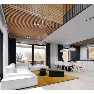 Pu&ograve; includere: Un moderno spazio abitativo e sala da pranzo a pianta aperta con un divano angolare bianco su un tappeto giallo senape, due tavolini ovali neri e una zona pranzo con sedie bianche. Il soffitto presenta listelli in legno e lampade a sospensione.