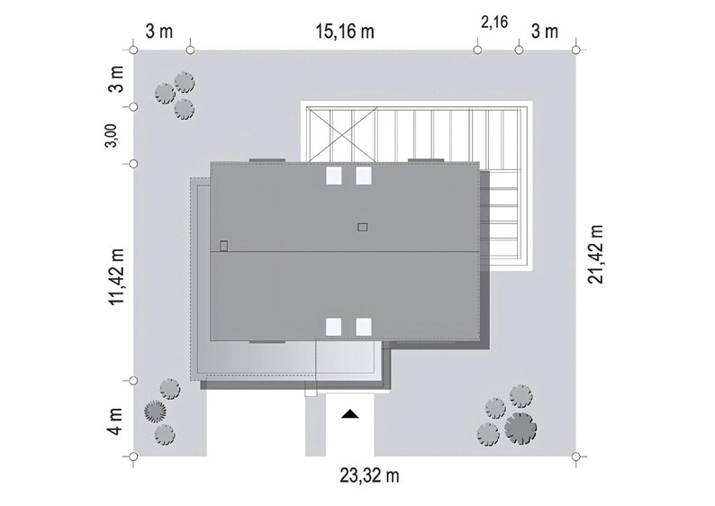 Pu&ograve; includere: Una planimetria architettonica vista dall'alto che mostra l'impronta rettangolare di una casa su un terreno. Il disegno include varie dimensioni in metri, come 15,16 m, 21,42 m e 23,32 m, insieme a piccole icone di alberi e una freccia.