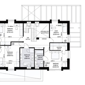 Pu&ograve; includere: Una planimetria architettonica in bianco e nero di un piano superiore residenziale con tre camere da letto, due bagni, un guardaroba, un corridoio centrale e un soppalco. Il piano include etichette, superfici in m&sup2; e dimensioni in metri.