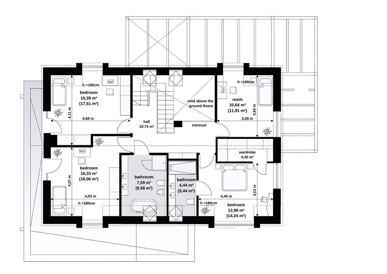 Pu&ograve; includere: Una planimetria architettonica in bianco e nero di un piano superiore residenziale con tre camere da letto, due bagni, un guardaroba, un corridoio centrale e un soppalco. Il piano include etichette, superfici in m&sup2; e dimensioni in metri.
