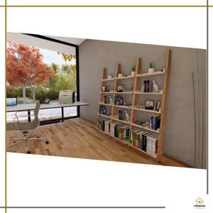 K&ouml;nnte beinhalten: Ein helles, anlehnbares Holzregal mit mehreren Ebenen, die mit B&uuml;chern und kleinen Dekorationsgegenst&auml;nden gef&uuml;llt sind. Das M&ouml;belst&uuml;ck steht an einer grauen Wand in einem Raum mit gro&szlig;em Fenster, Schreibtisch und Stuhl auf Holzboden.