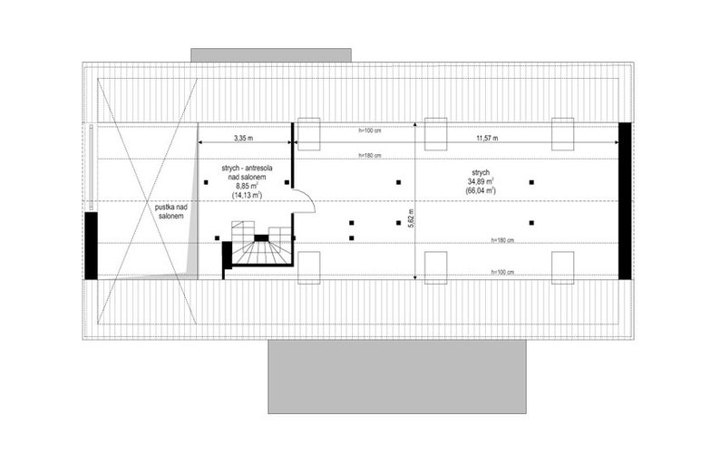 Property layout with outdoor dimensions:
A plot layout displaying the overall property dimensions, including garden space and house footprint. Suitable for presenting a comprehensive plan maison overview.