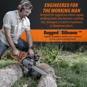 Pode incluir: Uma alian&ccedil;a de casamento de silicone preta usada num dedo enquanto se opera uma motosserra laranja e cinzenta. A imagem inclui o texto: ENGINEERED FOR THE WORKING MAN, Designed for rugged use, e RuggedXSilicone, Superior Durability & Comfort.