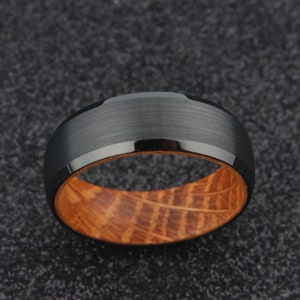Svart volframring: Inlägg av trä i whiskyfat, handgjort armband (8 mm)