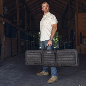 Pode incluir: Uma bolsa de equipamento t&aacute;tico retangular preta com v&aacute;rios compartimentos de armazenamento externos com tiras MOLLE e um log&oacute;tipo central da Polaris, concebida com pegas refor&ccedil;adas para o transporte seguro de equipamento.