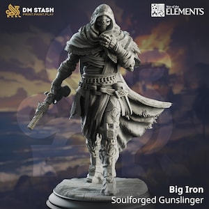 Pode incluir: Uma figura em miniatura cinza e detalhada de um pistoleiro encapuzado com uma grande pistola futurista. A figura está em pé sobre uma base circular com o texto "Big Iron Soulforged Gunslinger" impresso nela.