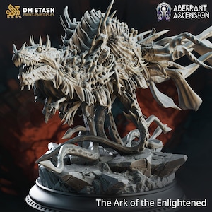 Peut inclure: Une miniature détaillée d'une créature monstrueuse à plusieurs têtes et membres, imprimée en 3D en gris. La créature se tient sur une base rocheuse et a une apparence organique texturée. Le texte "The Ark of the Enlightened" est imprimé sous la base.
