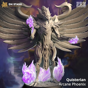 Könnte beinhalten: Eine detaillierte 3D-gedruckte Miniatur eines Quisterian Arcane Phoenix, eine geflügelte humanoide Figur mit einem vogelartigen Kopf, die auf einem Sockel aus violetten Flammen steht. Die Figur ist in Grau modelliert und hat komplizierte Details an ihrer Rüstung und ihren Flügeln.