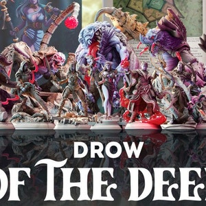 Może przedstawiać: Zestaw 10 figurek fantasy, w tym elf drow, pająk i smok, pomalowanych w różnych odcieniach niebieskiego, fioletowego i zielonego. Figurki są ustawione na podstawie z odbijającą powierzchnią. Tekst "Drow of the Deep" jest wyświetlany pod figurkami.