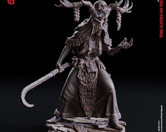 Könnte beinhalten: Eine detaillierte Miniaturfigur einer Nachthexe, eine Kreatur aus Dungeons and Dragons, mit einer Totenkopfmaske, Geweih und einer gebogenen Klinge. Die Figur ist in dunkelbraun bemalt und steht auf einem Holzsockel.